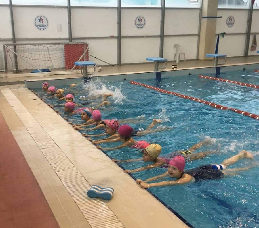 YUNUSEMRE KIŞ YÜZME KURSU AÇTI