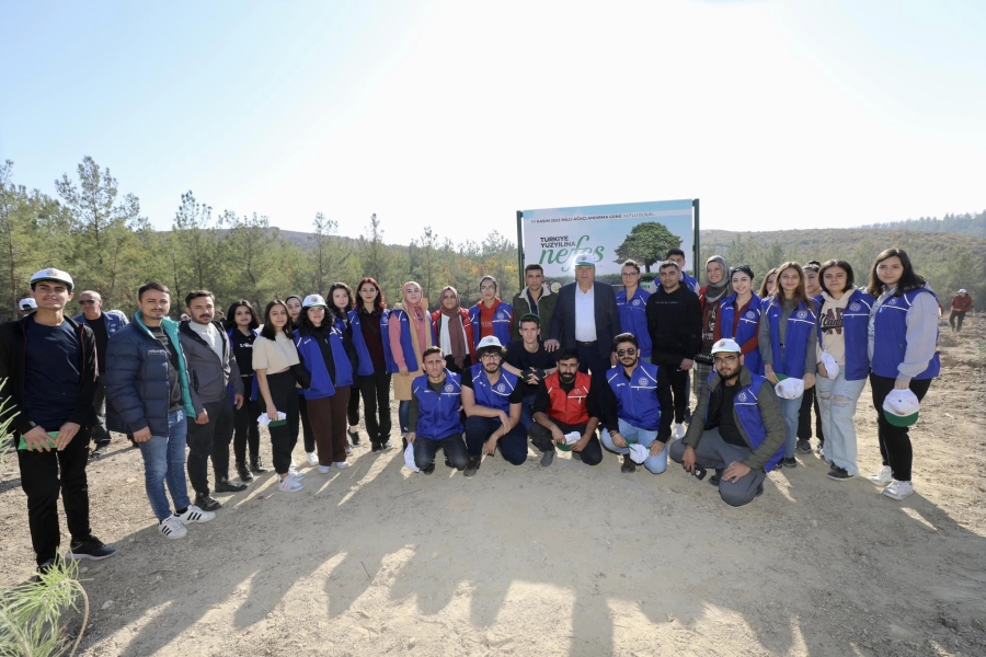 AĞAÇLANDIRMA GÜNÜNDE YÜZLERCE FİDAN TOPRAKLA BULUŞTU