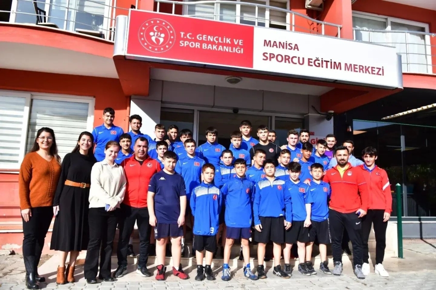 SPOR BAKANI KASAPOĞLU ENGELLİ YÜZME SPORCULARINA MORAL VERDİ