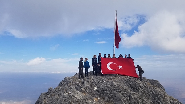 Spil Dağı’nın zirvesinden kadına yönelik şiddete dikkat çektiler