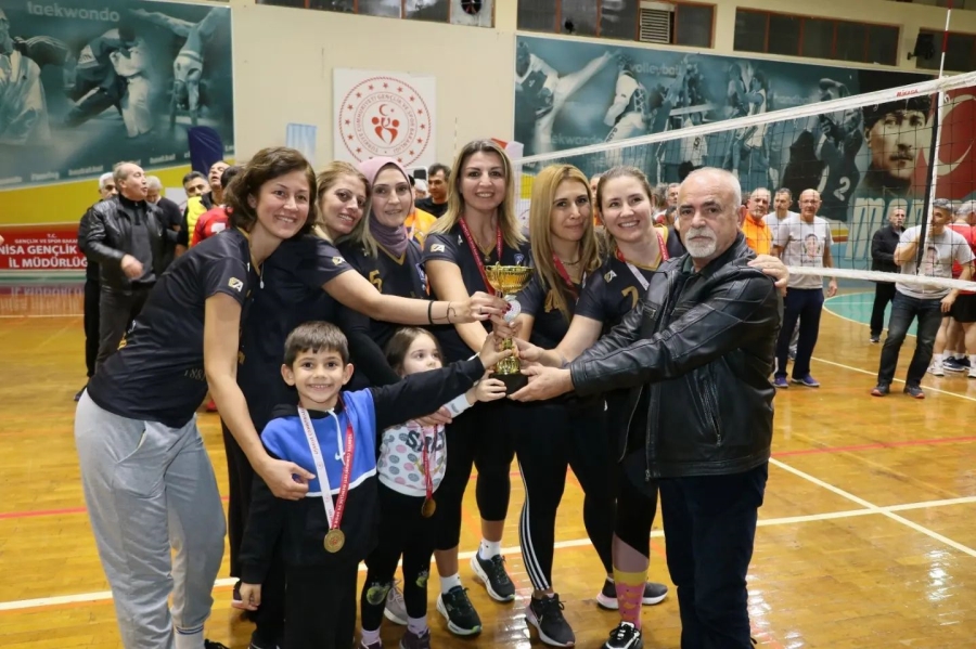   6.ATATÜRK VETERANLAR VOLEYBOL ŞAMPİYONASI HEYECANI SONA ERDİ