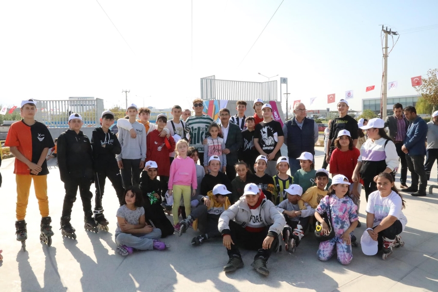 ŞEHZADELERDE KAYKAY VE PATEN SPORCULARI İÇİN YAPILAN SKATE PARK HİZMETE GİRDİ