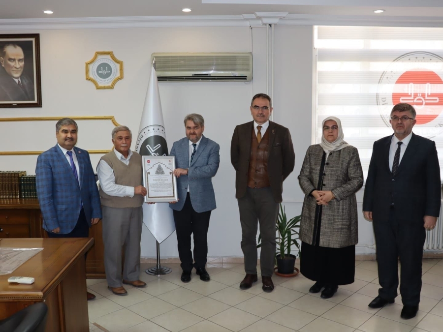 Manisa İl Müftülüğünden hayırsever vatandaşa takdir belgesi