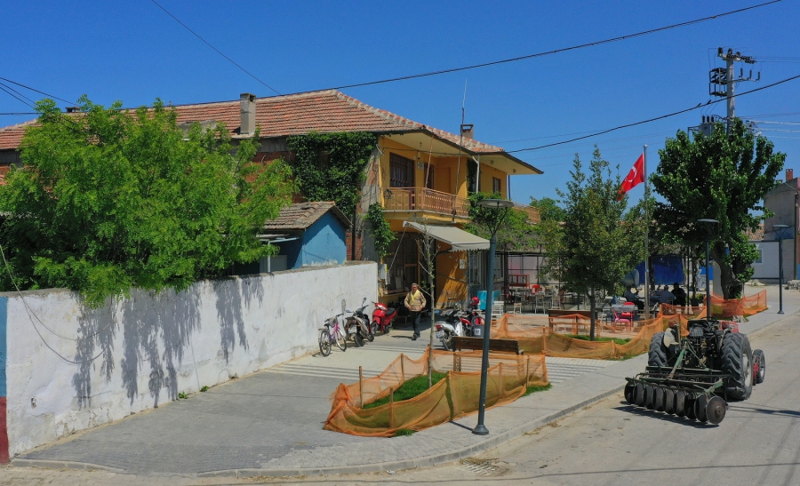 Saruhanlı Belediyesi 87 Yıllık Caminin Bahçesini Yeniledi