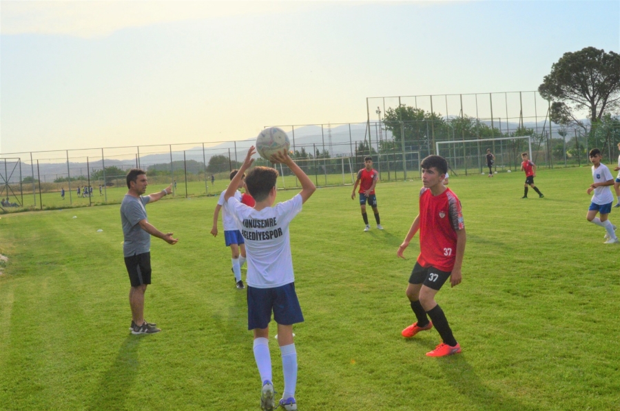 KARAALİ FUTBOL SAHASI YENİLENEN YÜZÜYLE GENÇLERLE BULUŞTU