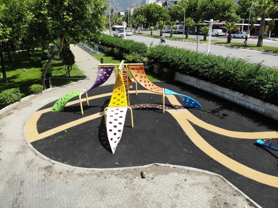 Manisa Büyükşehir Belediyesi, çocuk oyun parkları ve fitness gruplarını düzenliyor