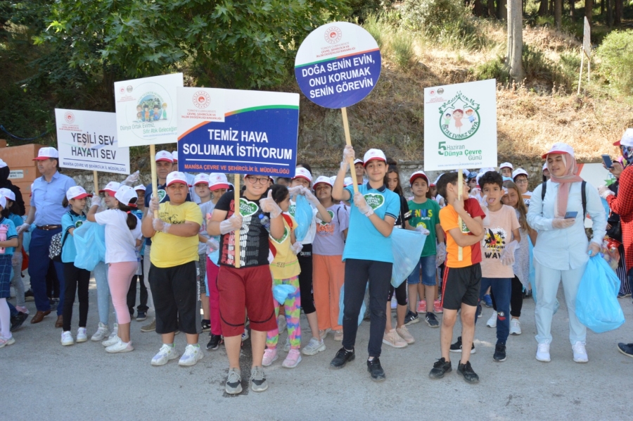 Manisa Çevre  Müdürlüğü Ağlayan Kaya ve etrafını öğrencilerle  temizledi