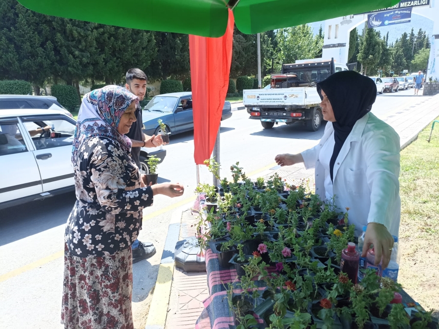 Manisa Büyükşehirden Kabir Ziyareti Yapan Vatandaşlara Sıcak Karşılama