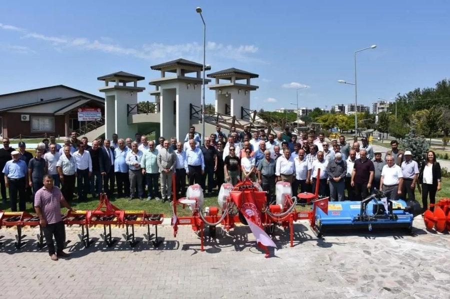AKHİSAR’DA ÜRETİCİLERE MAKİNE EKİPMANLARI TESLİM EDİLDİ