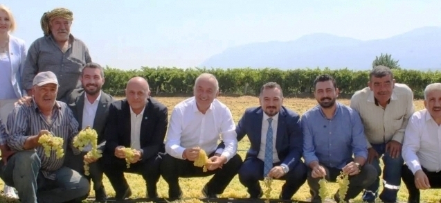  İYİ PARTİ MANİSA’DA ÜZÜM  FİYATLARI MESAİSİ YAPTI