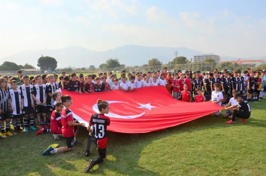 GELECEĞİN FUTBOLCULARI ZAFER KUPASI