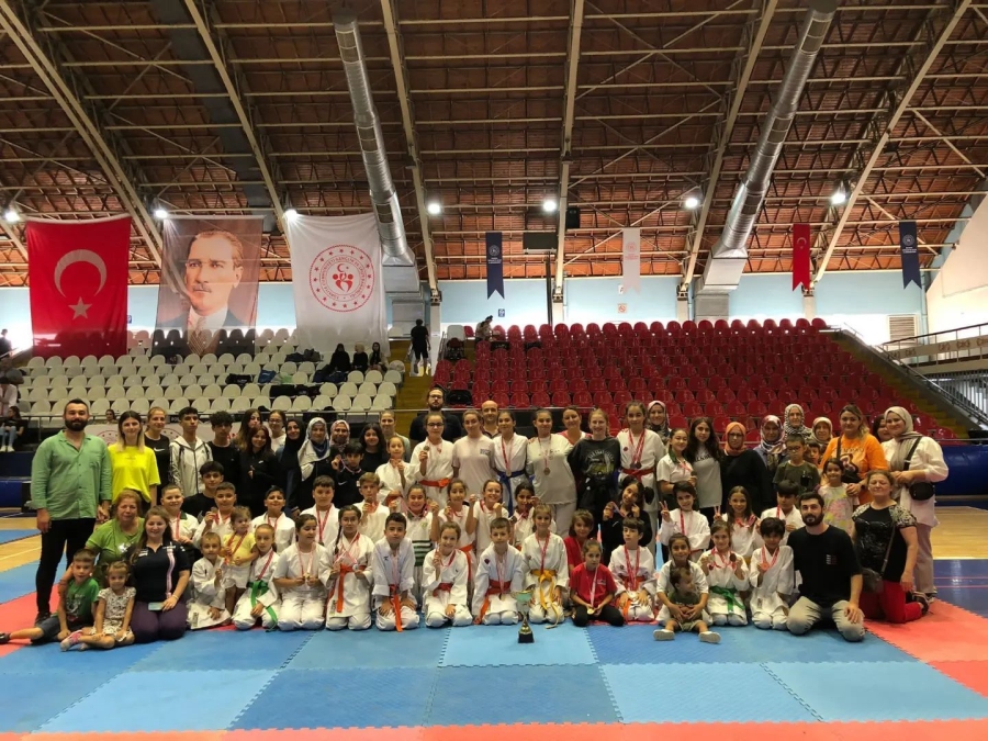 Manisa Büyükşehirli Minik Karatecilerden 61 Madalya 
