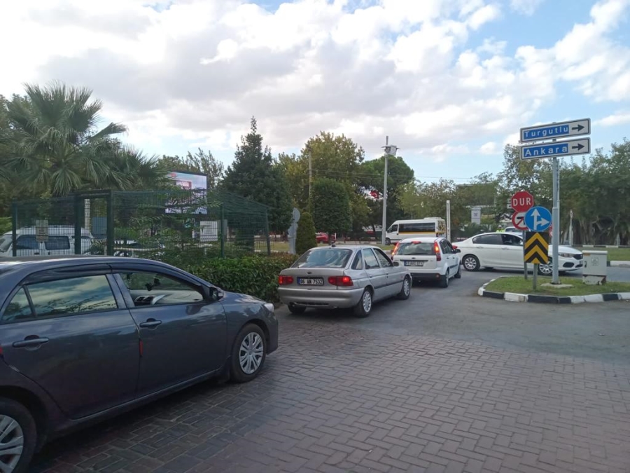 İYİ Parti Şehzadeler İlçe Başkanı Ahmet Çelik, ilçe ve büyükşehir belediye başkanlarına seslendi