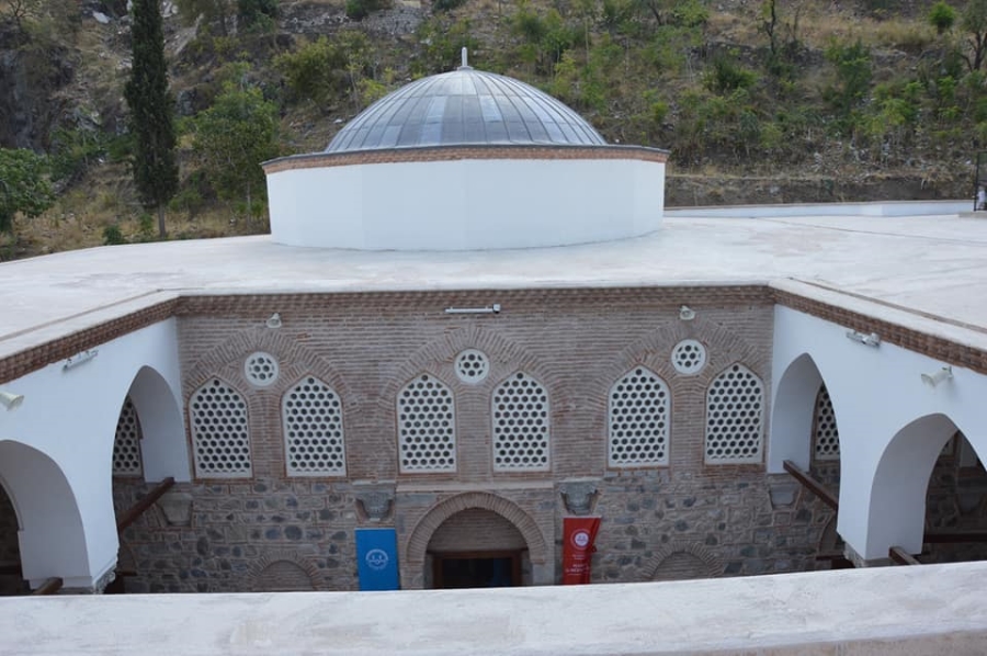 Manisa  Ulu Cami ibadete açıldı