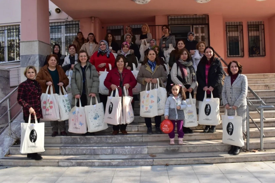 YUNUSEMRE HALK EĞİTİMİ MERKEZİ KURSİYERLERİNDEN ÇOCUK ESİRGEME BULUNAN ÇOCUKLARA HEDİYE