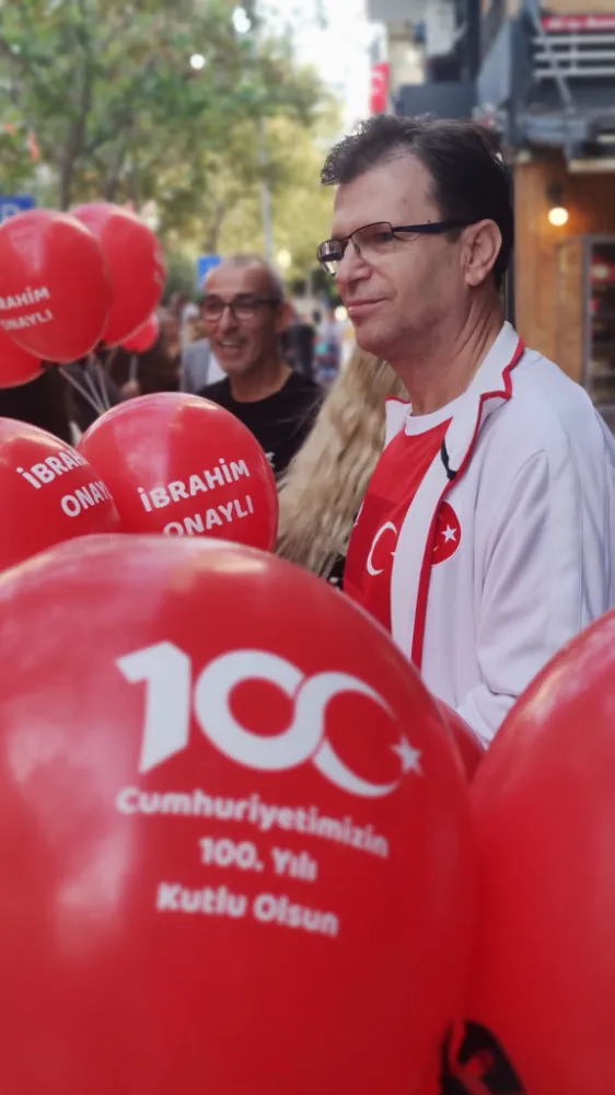 Baba vasiyetini yerine getirdi.Onaylı,1100 balon dağıttı