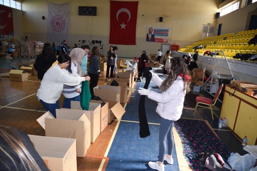 Manisalı Gençlerden Yardım Kampanyasına Yoğun İlgi