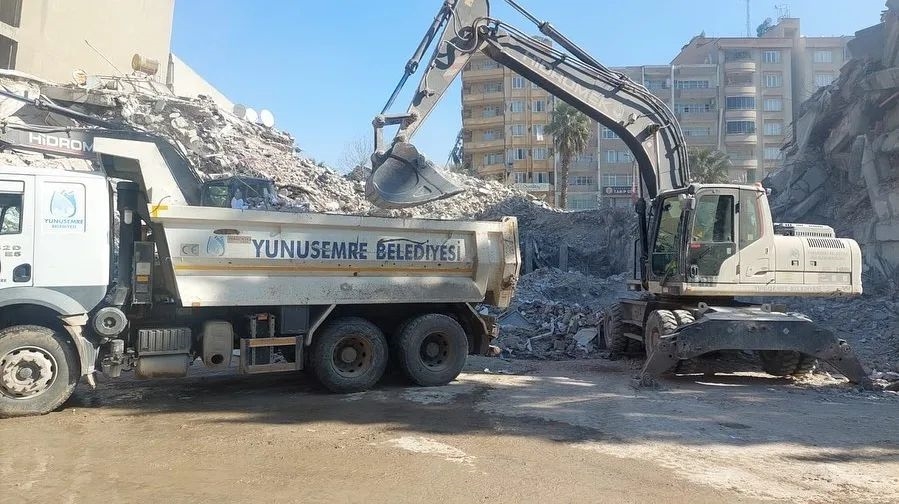  YUNUSEMRE BELEDİYESİ  DEPREM BÖLGESİNDE ÇALIŞMALARA DESTEK VERİYOR