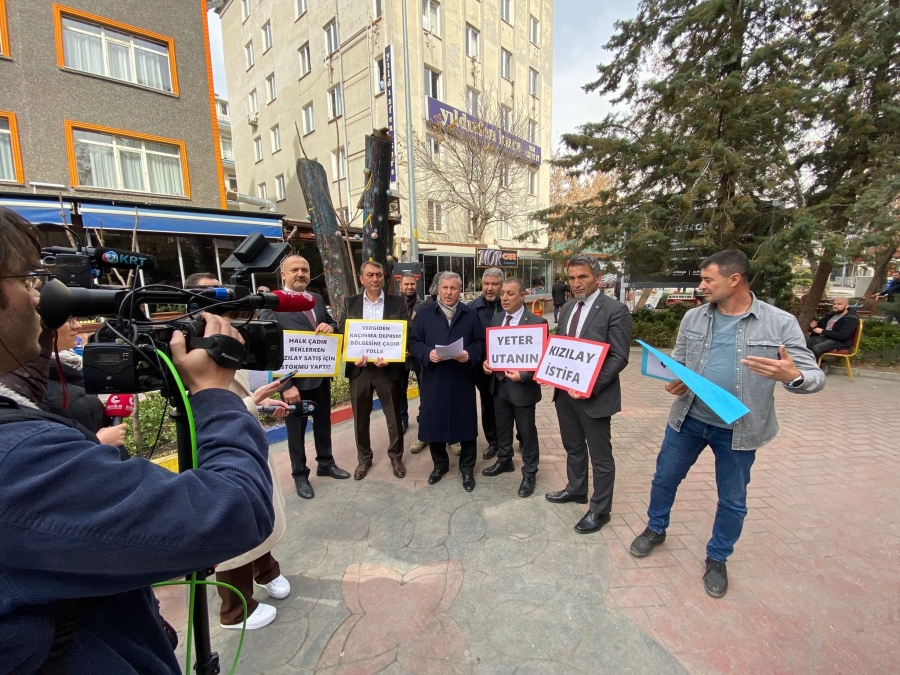 SELÇUK ÖZDAĞ’DAN KIZILAY’IN ÖNÜNDE PROTESTO!