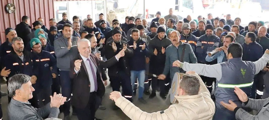 Saruhanlı Belediyesinde Davullu Zurnalı Maaş Kutlaması