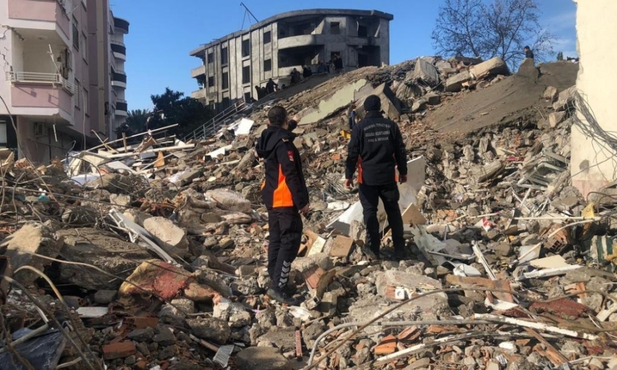 MANİSA BÜYÜKŞEHİR BELEDİYESİ AFET BÖLGESİNDE ARAMA-KURTARMA ÇALIŞMALARINA BAŞLADI