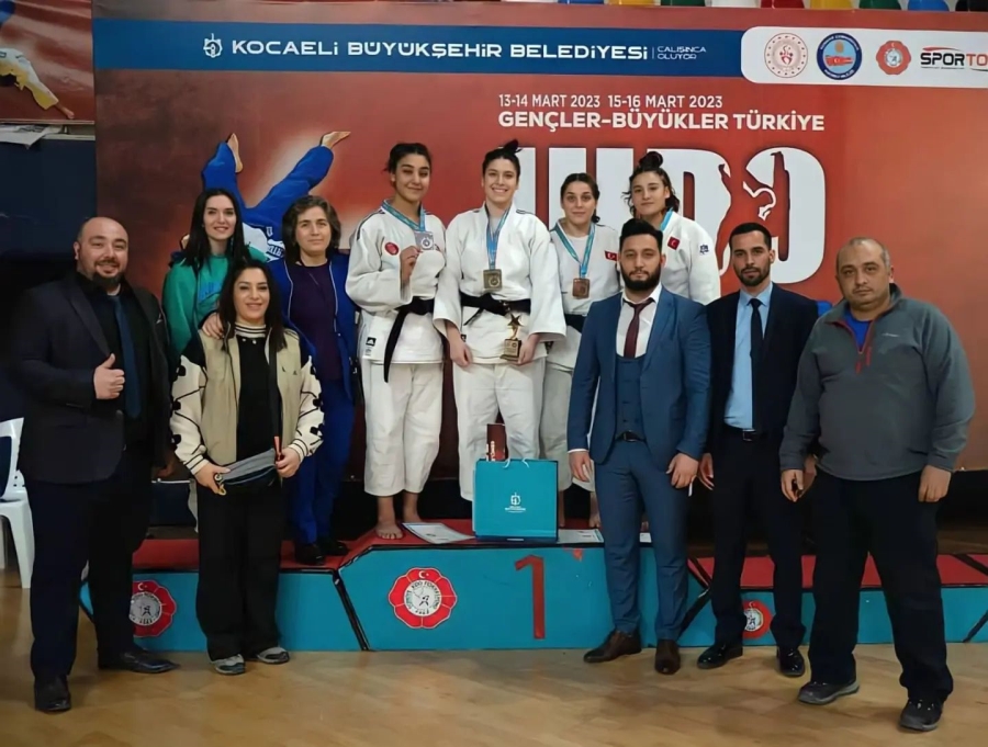 YUNUSEMRELİ GENÇLERDEN 1 ALTIN, 1 BRONZ