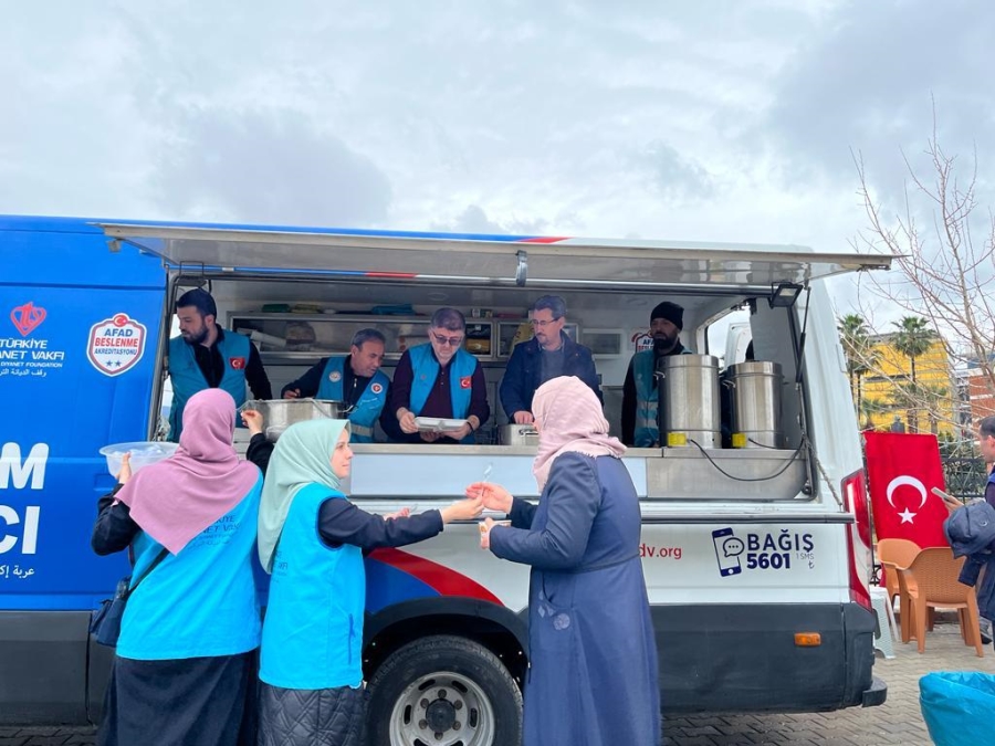   Müftülük personeli İskenderun’da depremzedeleri yalnız bırakmıyor