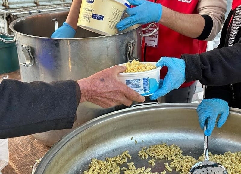Akhisar Belediyesi, iftar için 8 noktada sıcak yemek dağıtıyor