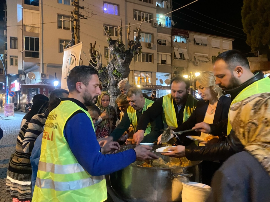 Akhisar Lokantacılar Odasından  Kadir Gecesinde helva dağıtımı