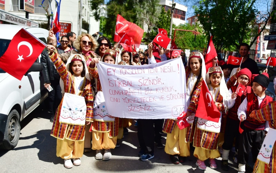 Yunusemre Suphi Egemen İlk ve Ortaokulu büyüklerine bayram coşkusu yaşattı