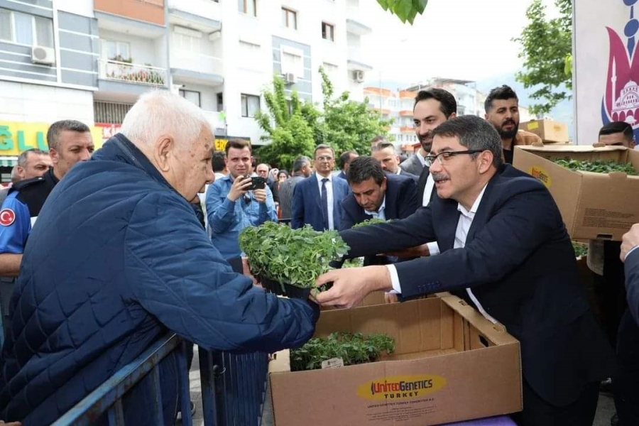 ŞEHZADELER BELEDİYESİ VATANDAŞLARA 23 BİN FİDE DAĞITTI  