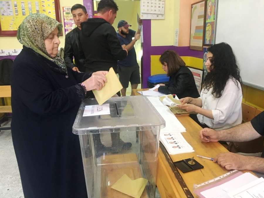 Manisa’da Binlerce vatandaş sabahın erken saatlerinde sandıklara koştu