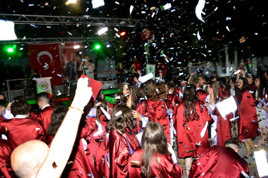 Gediz Anadolu Lisesi 26. Dönem Mezunlarını verdi 