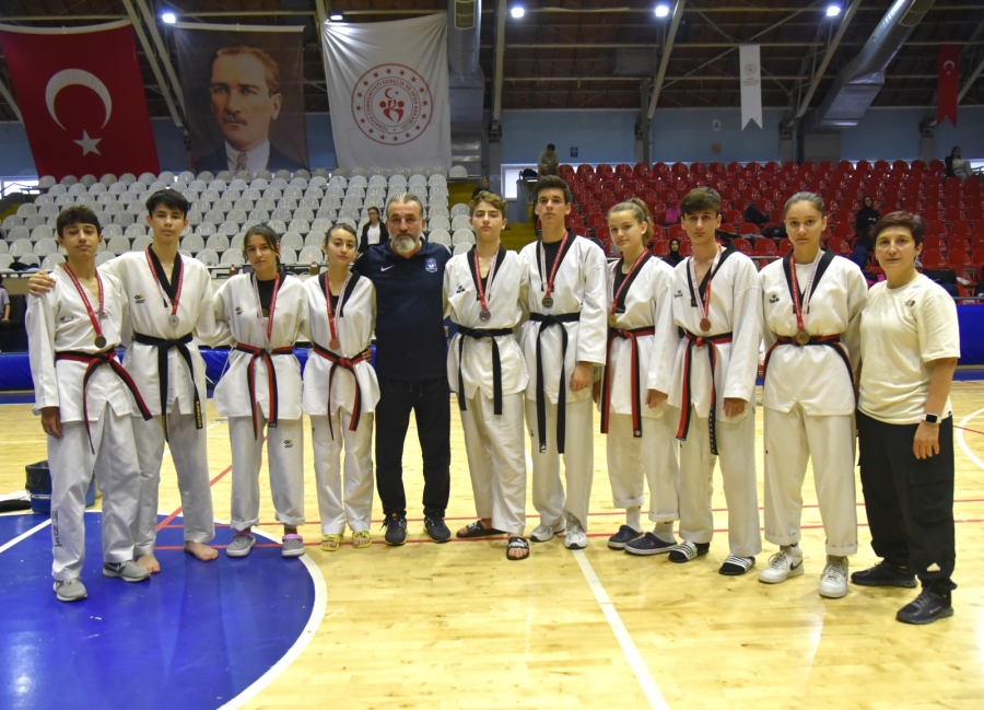 YUNUSEMRELİ TAEKWONDOCULAR KARAMAN BİLETİNİ KAPTI