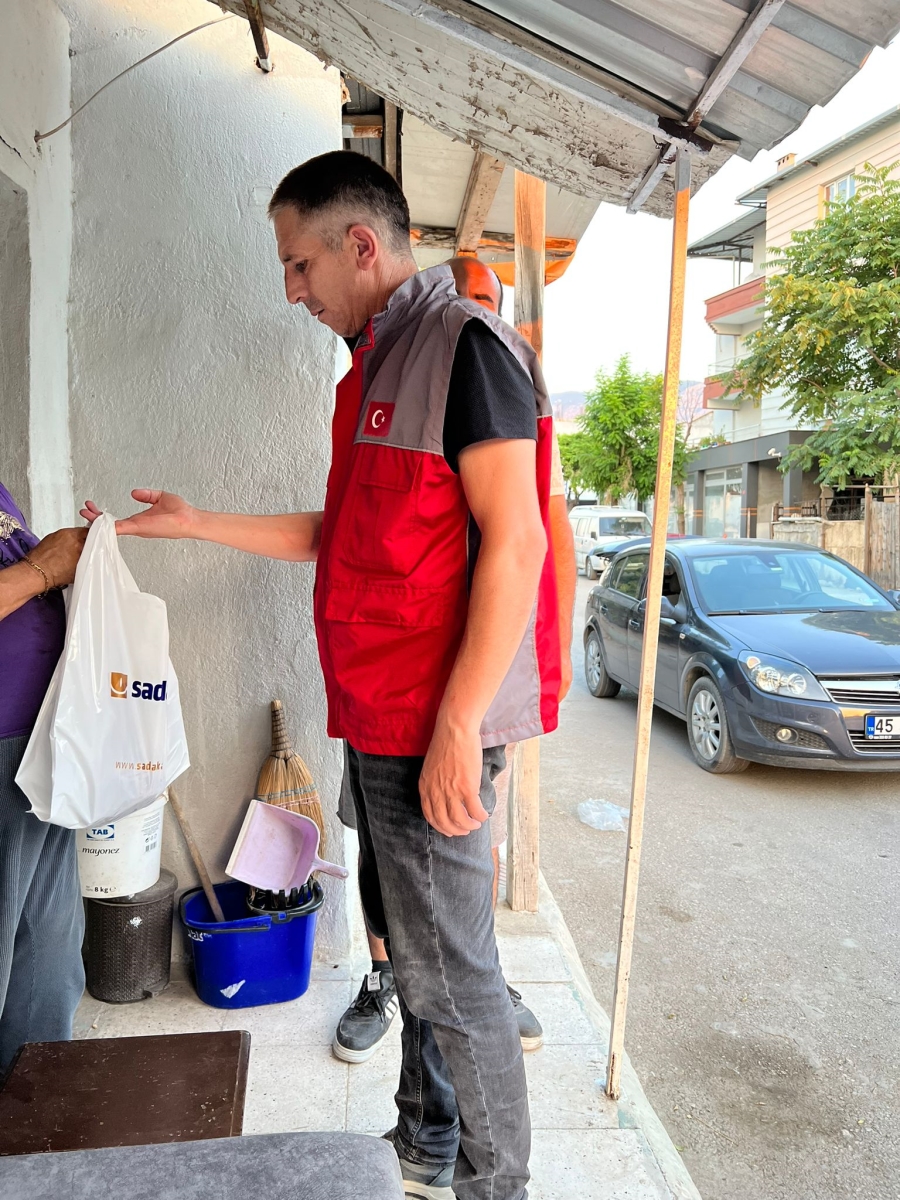 Sadakataşı Derneği Manisa İl Temsilciliği nden ihtiyaç sahiplerine kurban eti dağıtımı