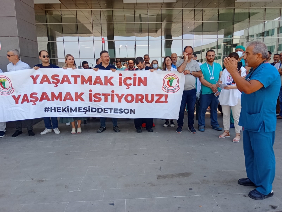 Dr. Ekrem Karakaya Manisa Şehir Hastanesi önünde anıldı