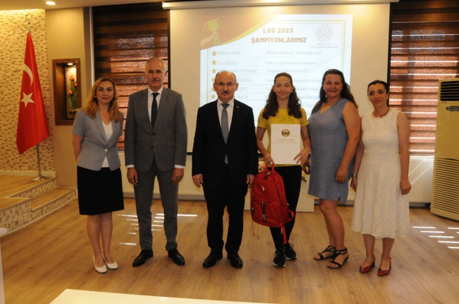 VALİ KARADENİZ LGS BİRİNCİLERİNİ ÖDÜLLENDİRDİ