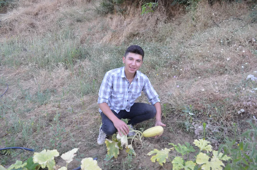 DEMİRCİLİ RAMAZAN KARABIYIK  TIP FAKÜLTESİNİ KAZANDIĞINI TARLADA ÖĞRENDİ... 
