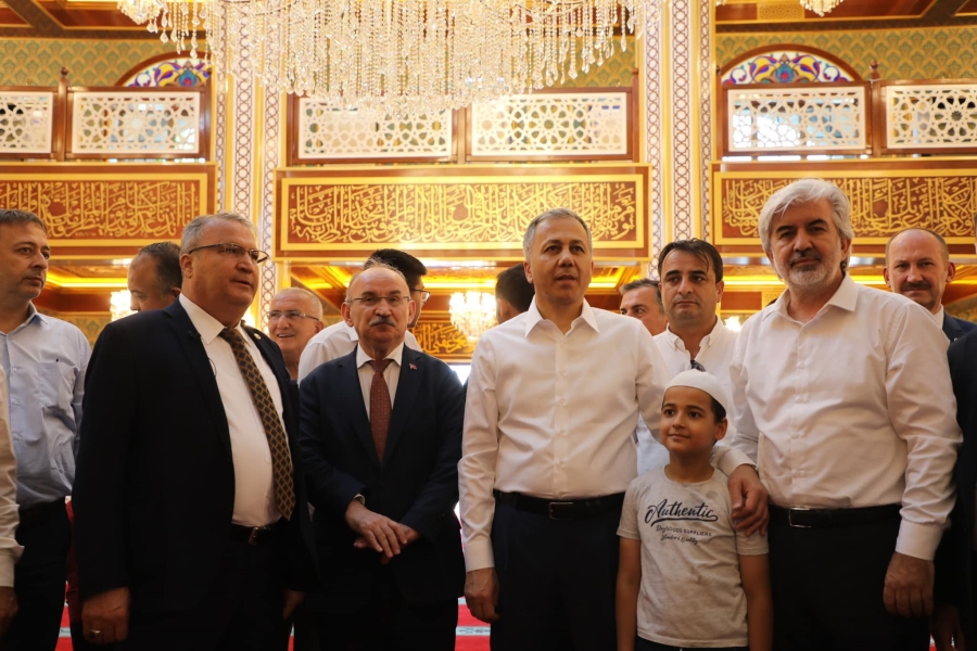 BAKAN YERLİKAYA SARUHANBEY CAMİİ’Nİ ÇOK BEĞENDİ