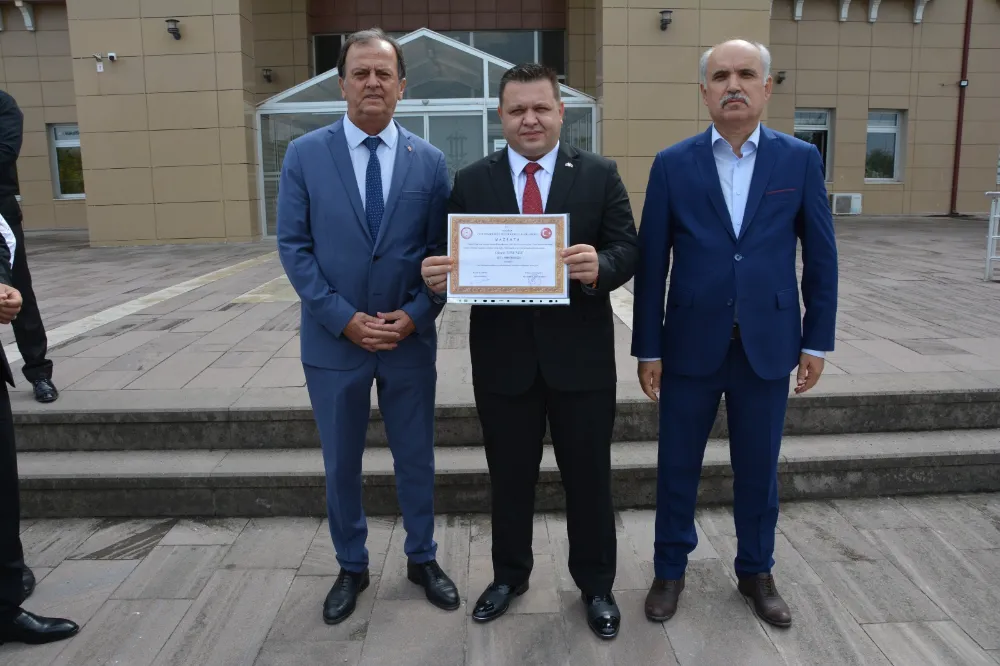 (MHP) Manisa İl Başkanı Tosuner, mazbatasını aldı