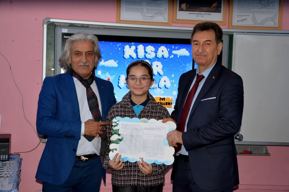 Manisa’da öğrenciler karne aldı