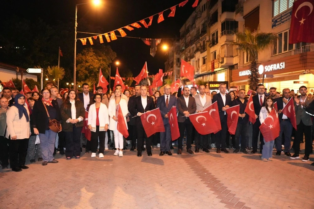 Turgutlu’da Cumhuriyet Coşkusu: Ece Seçkin Konseriyle Meydan İnledi