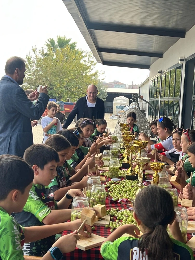 Akhisar’dan Tüm Türkiye’ye Mesaj: “Kalp Kırma, Zeytin Kır!”