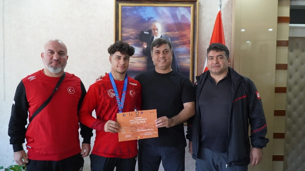 İl Müdürü Yunus Öztürk’ten Milli Güreşçiye Anlamlı Tebrik