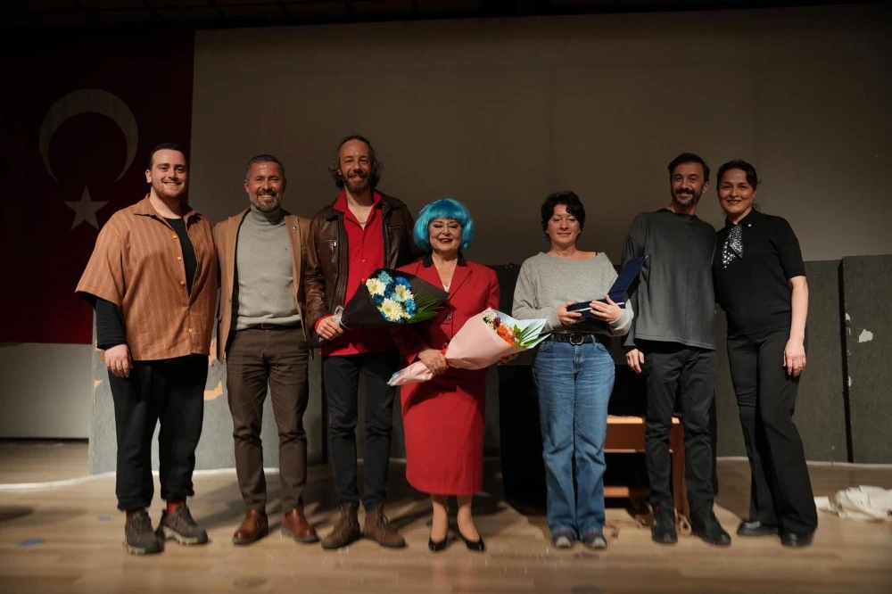 Oyun Akhisar’da sahne aldı: tiyatro dolu gece