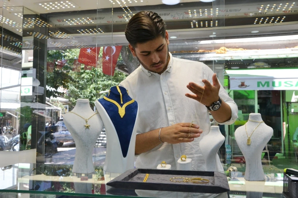 17 Yaşındaki Girişimci Kuyumcu Dükkanı Açtı