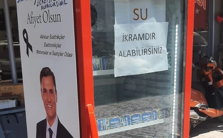 Akhisar Esnafından Merhum Ferdi Zeyrek İçin Su Hayrı