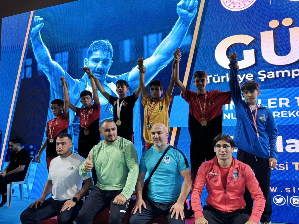 YUNUSEMRELİ GÜREŞÇİLER TÜRKİYE ŞAMPİYONU OLDU