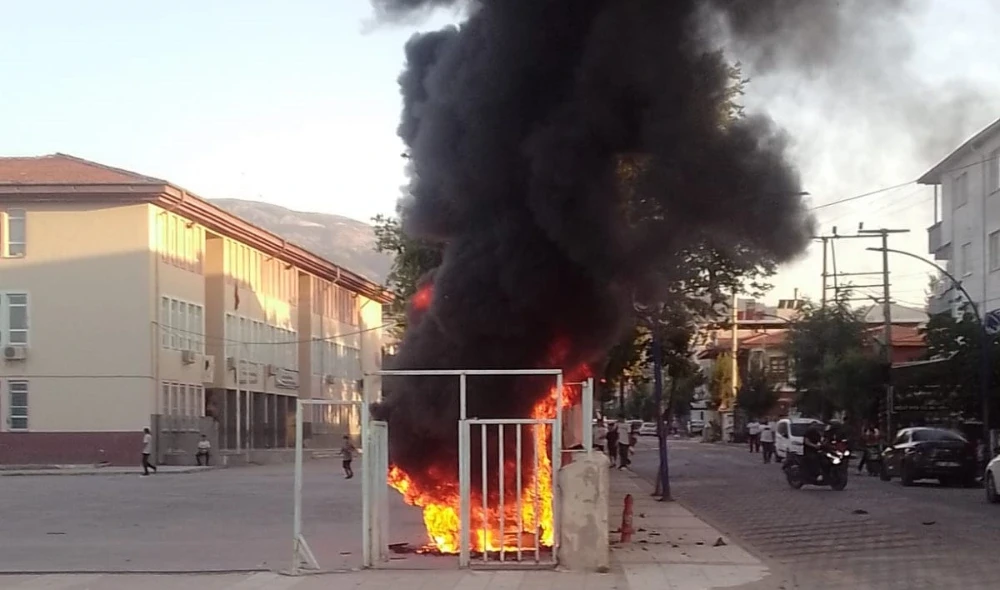 Yunusemre’de İlkokul Bahçesindeki PVC Kulübe Yandı