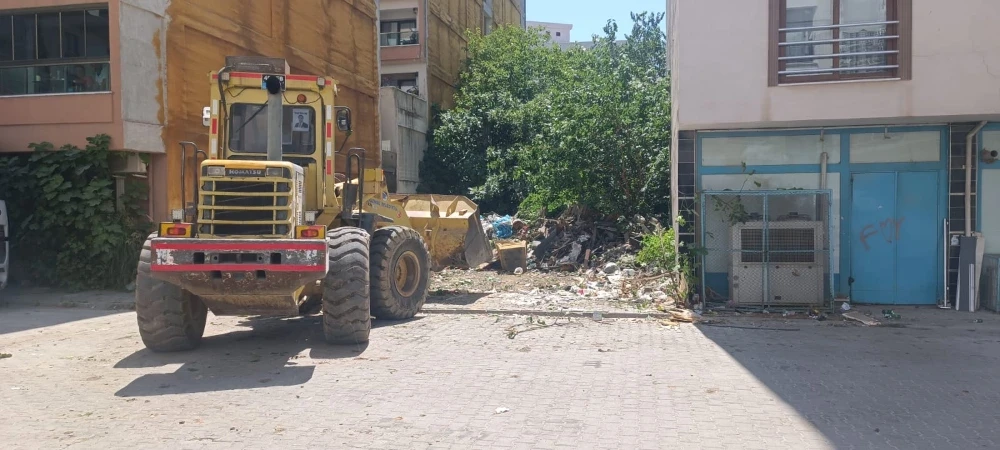 Yunusemre’de Çöp Evden 13 Kamyon Atık Çıkarıldı